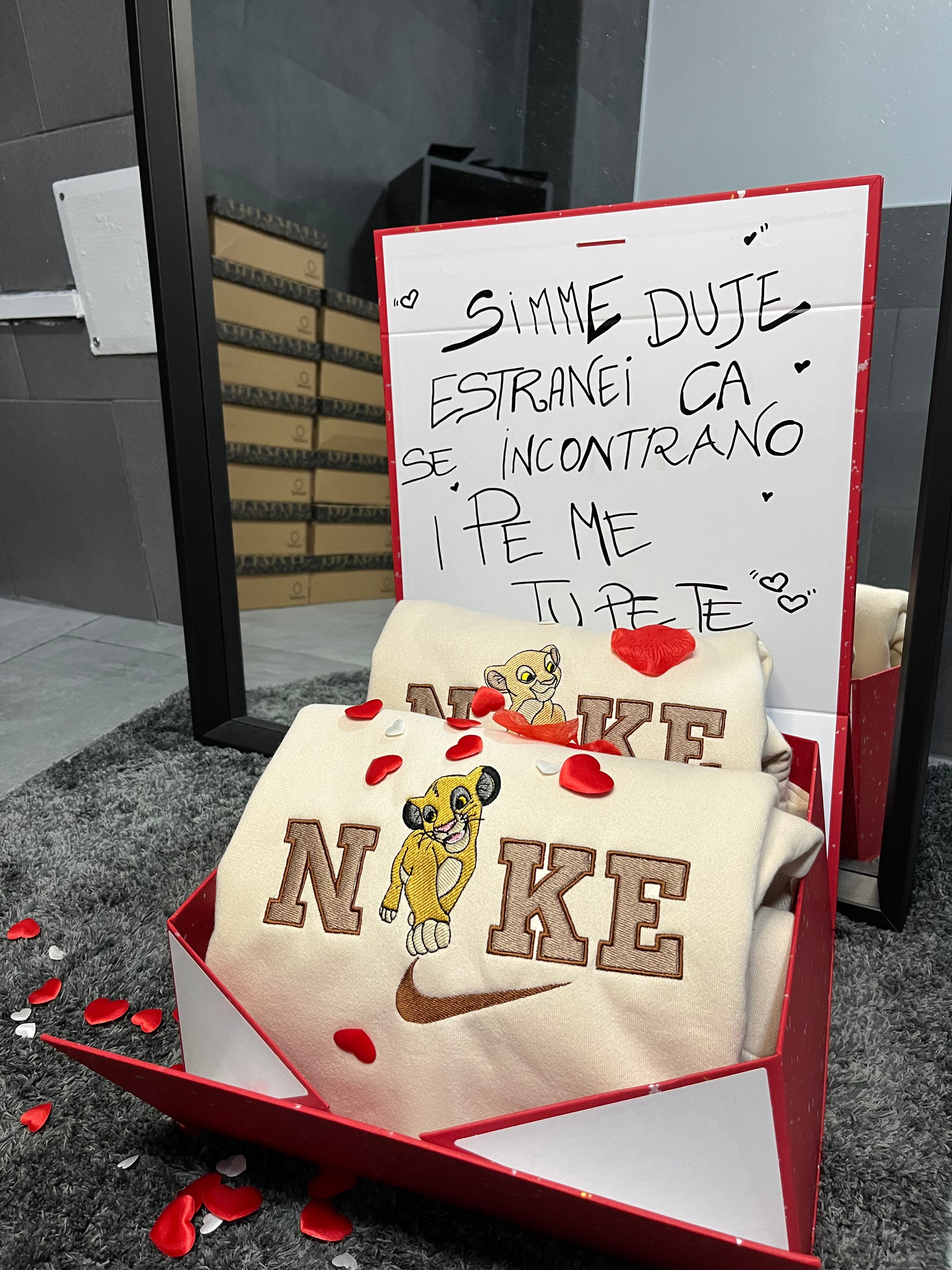 2 Felpe personalizzate + box regalo.